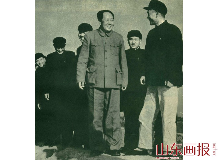 毛主席和东郊公社党委书记郑松同志亲切交谈
