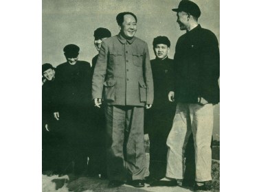 毛主席和东郊公社党委书记郑松同志亲切交谈