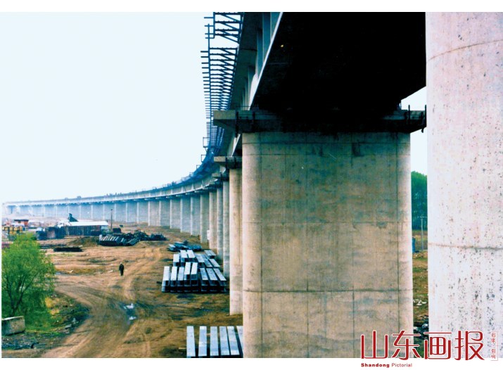 生产的混凝土预制梁应用于绥佳线松花江特大桥。(2000年建成)