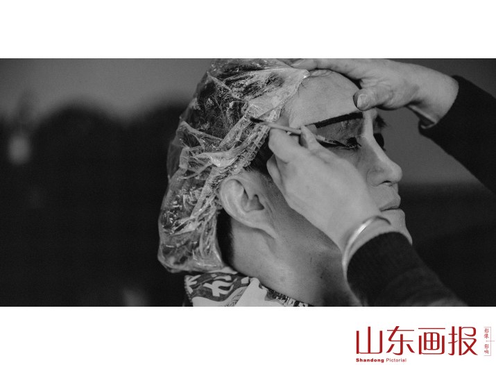 庄户京剧团9，庄户京剧团6，2016年12月，山东省东营市东营区，出演京剧折子戏《二进宫》的演员杨艳妃正在后台化妆。
