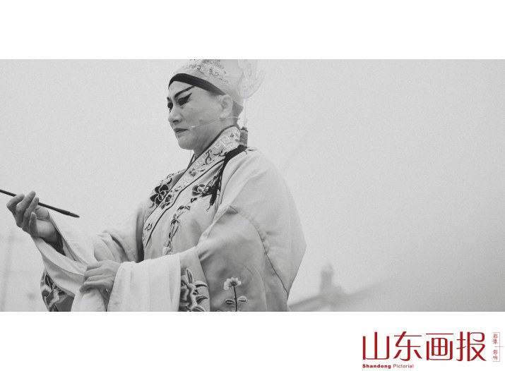 庄户吕剧团15，2016年，山东省东营市东营区，吕剧《小姑贤》的演员饰演的角色王登云在下基层演出中表演。