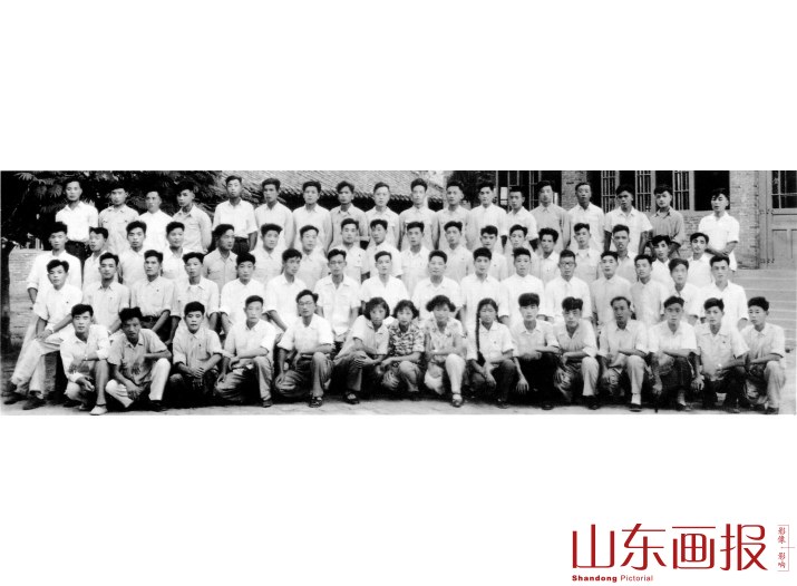 1960年6月，省店在惠民开办发行训练班，开班式省出版局宋莹局长（前二排右8）到会祝贺。
