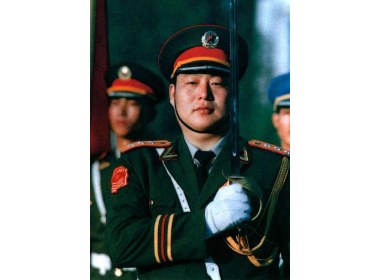 被誉为“天下第一刀”的现任第一中队长王国宏，是三军仪仗队中第一个使用军刀行礼的仪仗兵
