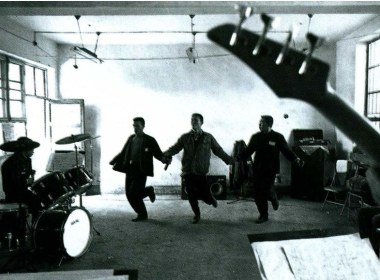 “丑小鸭三人合唱组”在教室中排练步调一致的歌伴舞