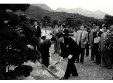 赵志浩省长与金爀珪知事共同植下一棵象征两省道友谊长存的五针松