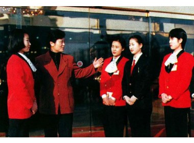 现任省干部培训中心副主任的李萍，又干起了管理女孩的工作