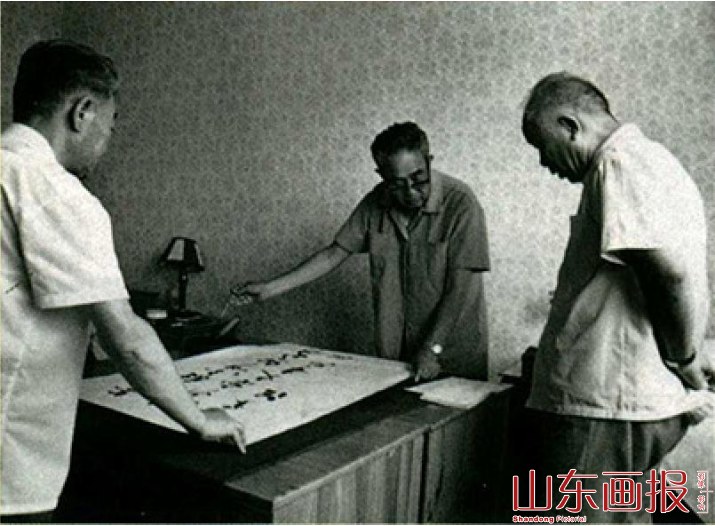 1983年，张逊三在省政协时与李子超等人在研习书法