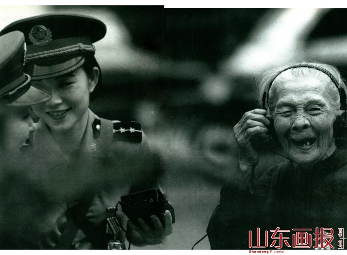 红色娘子军第一任指导员王时香（右1）和女战士共唱红色娘子军连歌