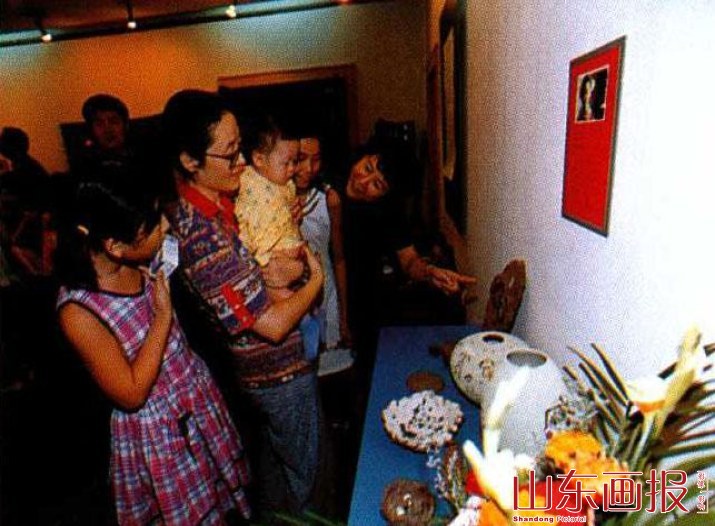 在省工艺美院的展厅里，孩子们的作品不仅登上了“大雅之堂”，还吸引了不少观众
