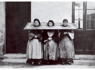 1907年,上海监狱中三位带枷锁的女犯