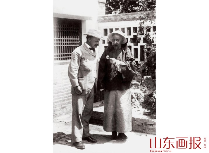 潍县总兵梅东益向骆克哈特展示英国政府赠送的金表
