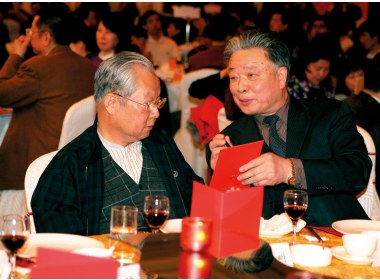 保育钧会长（右）出席中华全国工商业联合会有关活动