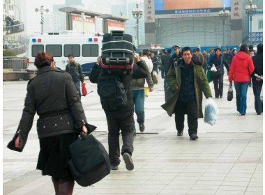 北京火车站站外候车的农民工