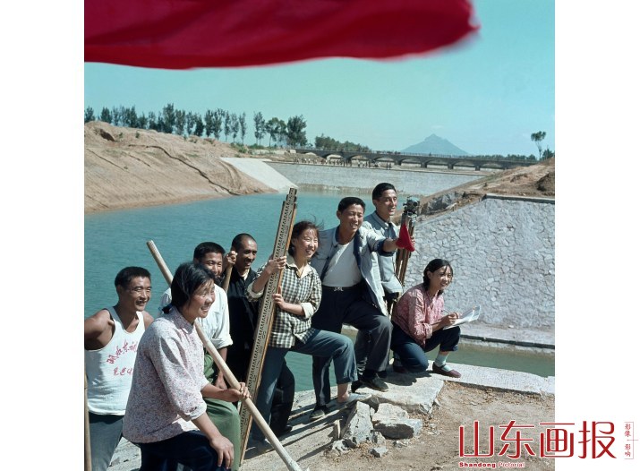 王洪田书记和群众一起参加建设劳动
