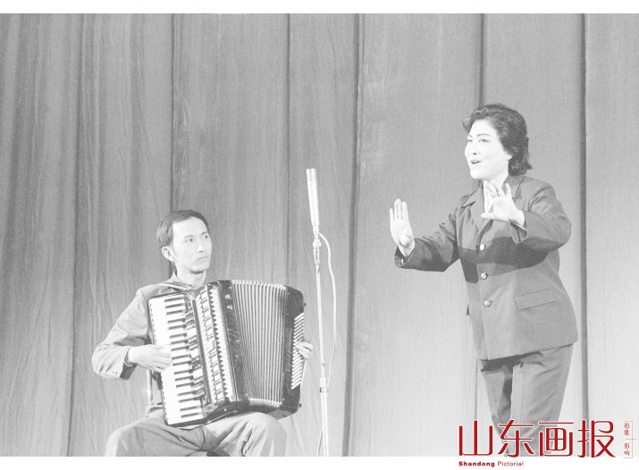 纪念毛主席诞辰八十五周年文艺晚会