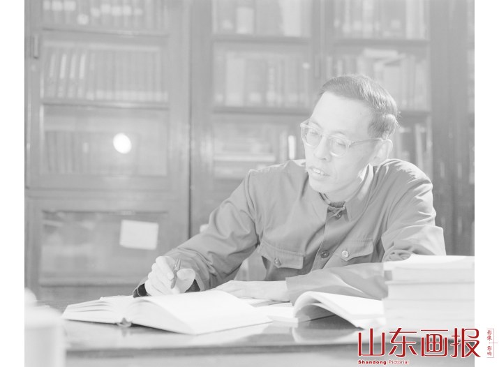 山东大学数学家潘承洞