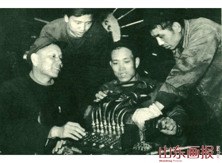 博山电机厂党委书记王磊和王克和以及其他老工人一起研究工作