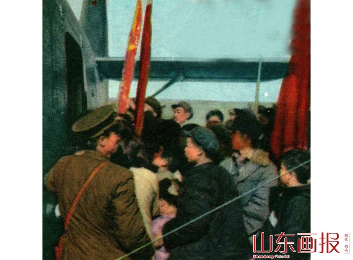 当地农民们第一次看见飞机落在临沂机场