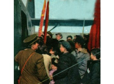 当地农民们第一次看见飞机落在临沂机场