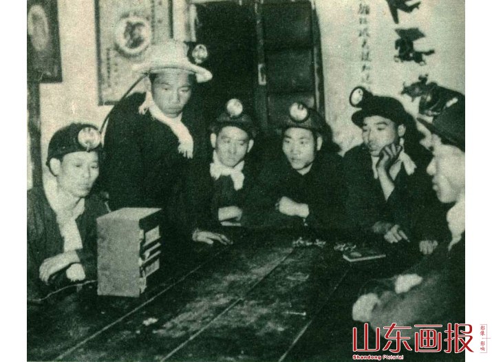 奎井掘进区孙启明队的矿工们正在收听全国六比红旗竞赛的广播节目