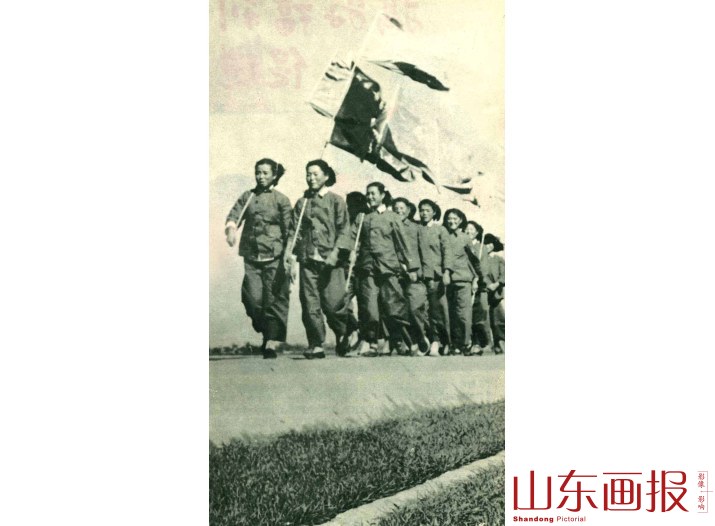 钢铁五姊妹和刘胡兰小组一同下地劳动