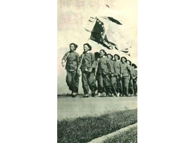 钢铁五姊妹和刘胡兰小组一同下地劳动