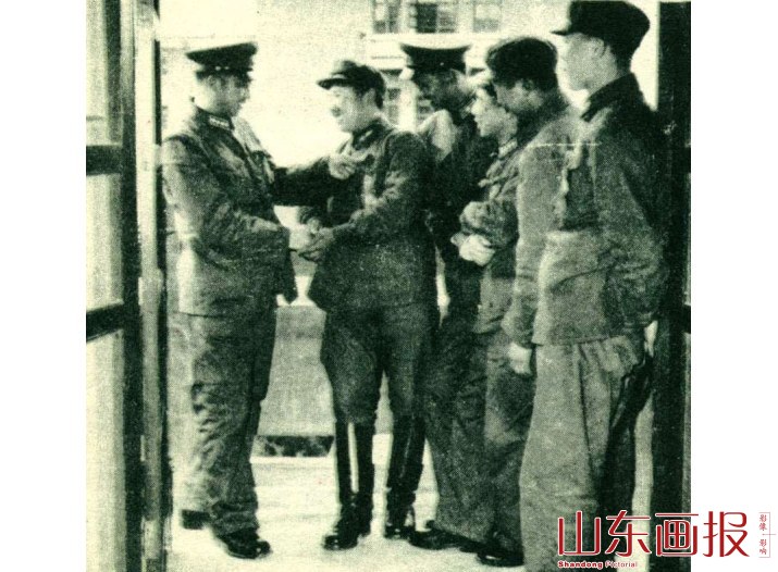 冯化社和坦克英雄董来扶、神抢手魏来国亲切交談