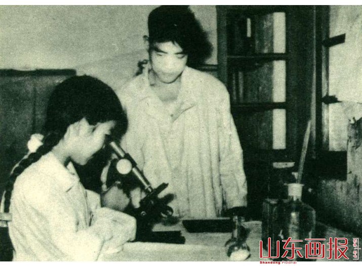 化验员用酒糟、烂地取干做成标准曲