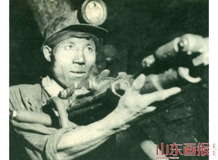 队长孙启明操作风钻打眼
