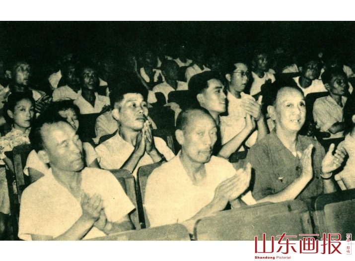 代表們热烈鼓掌欢迎