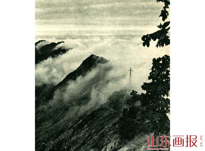 蒙山电塔矗云端