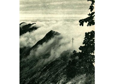 蒙山电塔矗云端