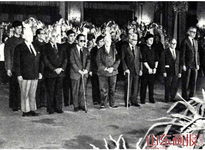 参加治丧委员会的国际友人