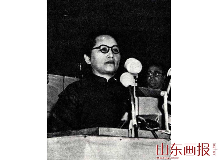 在世界人民和平大会上发言