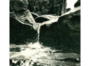 山涧涌泉