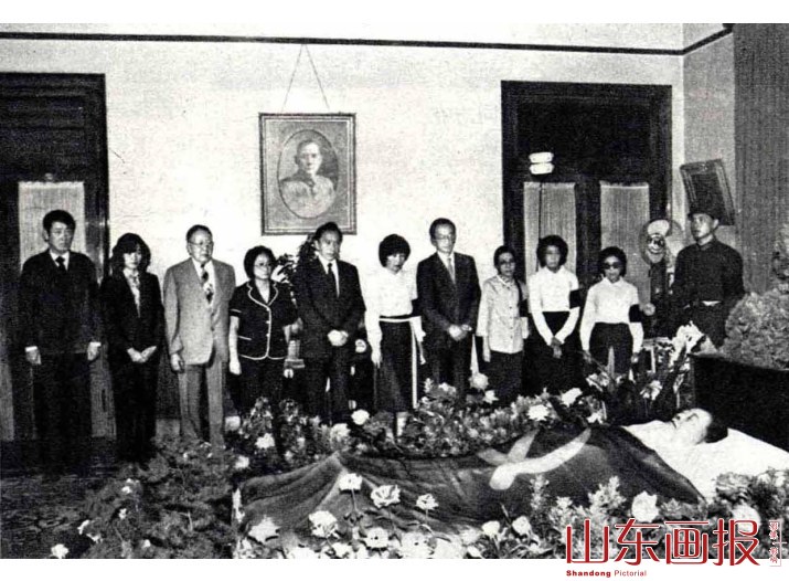 家属们在遗体前
