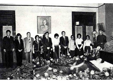 家属们在遗体前
