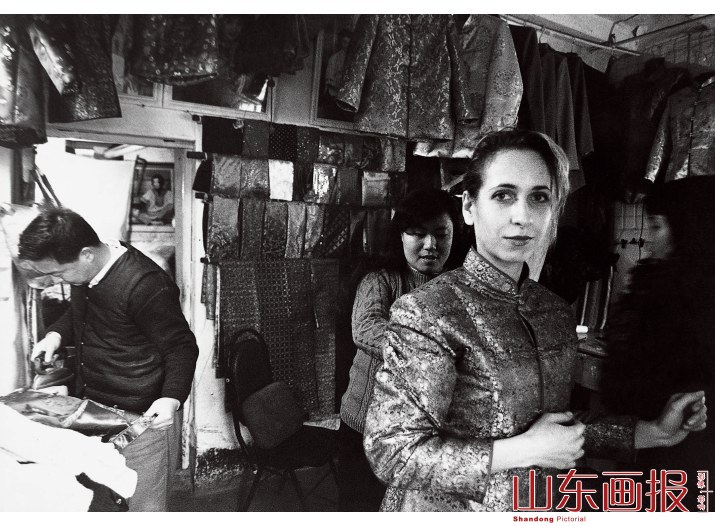小店的名声远扬，常有“老外”来店做旗袍