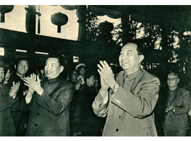 华主席、叶副主席在中山公园欢度节日