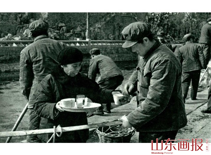 给解放军指战员送水喝