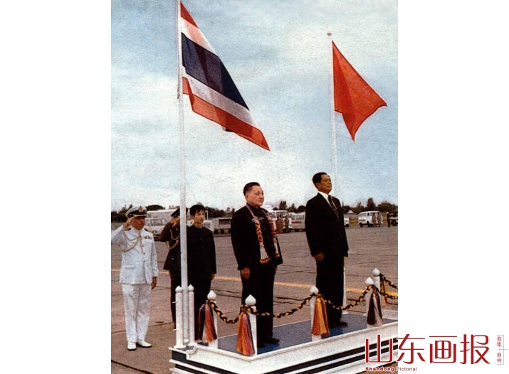 检阅泰国三军仪仗队