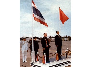 检阅泰国三军仪仗队