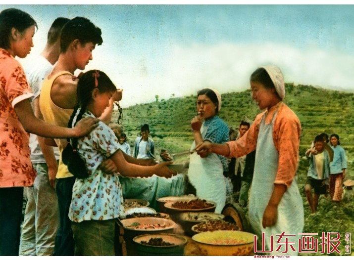 社员品尝美食
