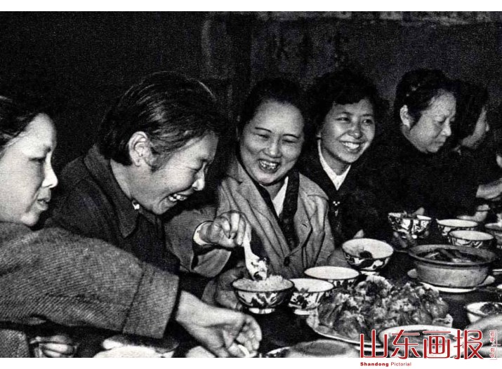 与工人一同进餐