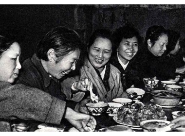 与工人一同进餐