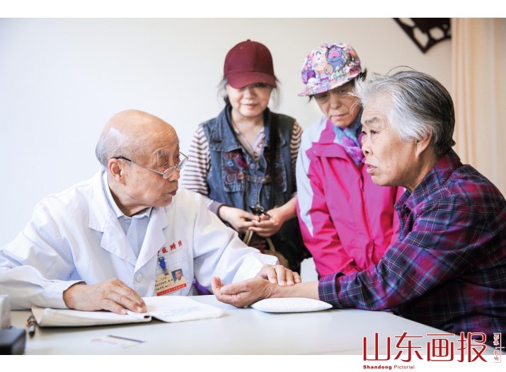 一位患者得到良好的疗效后，带着她的两位患相同病疾的家人来找丁书文教授诊病