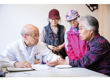 一位患者得到良好的疗效后，带着她的两位患相同病疾的家人来找丁书文教授诊病