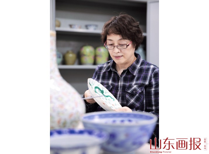 衣可红在测量瓷器