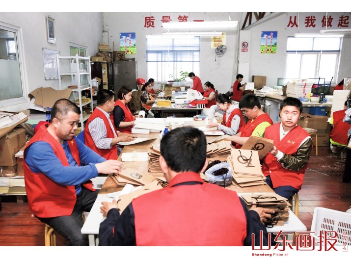 每一位工作人员都有劳动合同