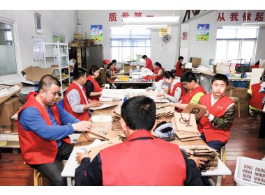 每一位工作人员都有劳动合同